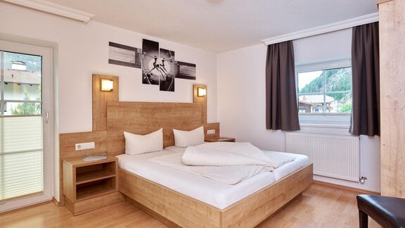 Schlafzimmer mit Doppelbett - Andys Apartment - Längenfeld