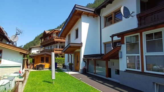 Apart Barbara Parkplatz - Eingang - Garten - APART BARBARA - Längenfeld