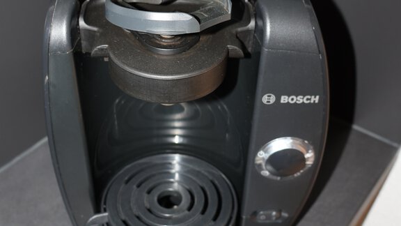 A black Bosch coffee pod machine with a round container. It has a modern look and is space-saving. - Apart Katja - Längenfeld