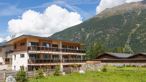 Hausansicht Sommer - Apart Stipplerhof - Längenfeld