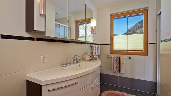 Badezimmer mit Dusche - Apart Sunshine - Längenfeld