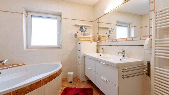 Badezimmer mit Eckbadewanne - Apartment Steindl - Längenfeld