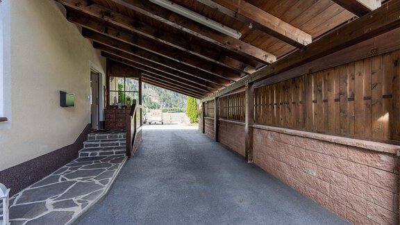 eigener Eingang mit Carport - Apartment Steindl - Längenfeld