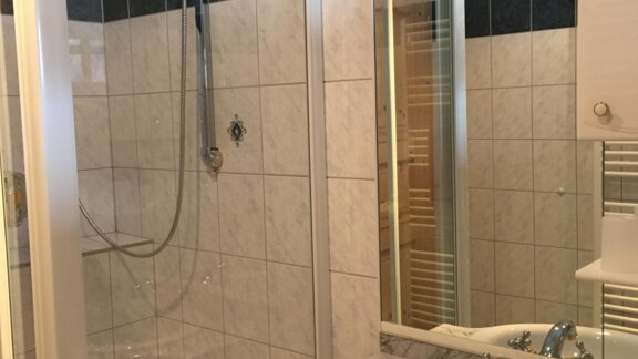 Badezimmer - Dusche und Waschbecken - Appart ÖtztAlpin - Längenfeld