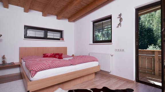 Doppelzimmer mit Zugang zum Balkon - Appartement Alpenea - Längenfeld