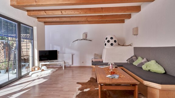 Wohnbereich mit Zugang zur Terrasse und Garten - Appartement Alpenea - Längenfeld