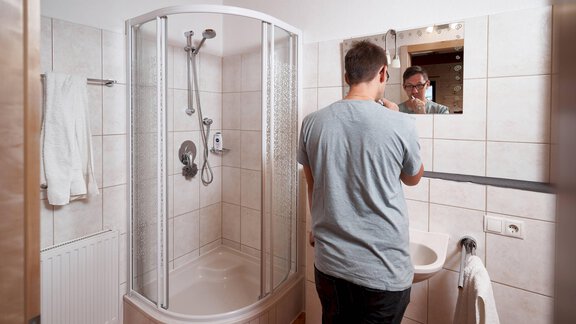 Badezimmer mit Dusche und WC - Appartement Alpenea - Längenfeld