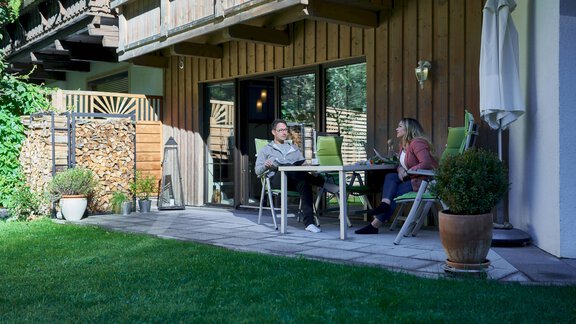 möblierte Terrasse und eigener, möblierter Garten - Appartement Alpenea - Längenfeld