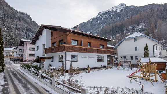 Hausansicht Winter - Appartement Rosengarten - Längenfeld