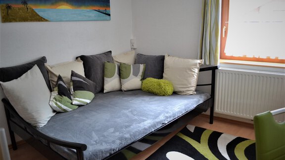 Couch bzw. 5tes Bett mit Schiebetür getrennt - Appartement Thermenzeit - Längenfeld