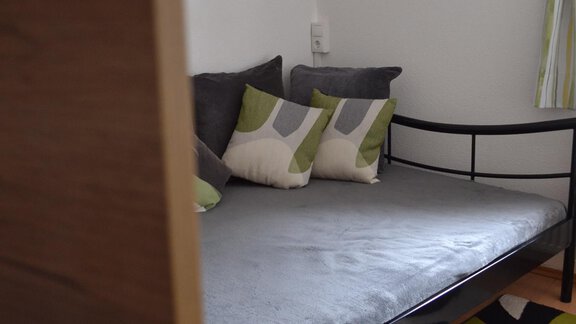 Couch bzw. 3. Schlafzimmer mit Schiebetür - Appartement Thermenzeit - Längenfeld