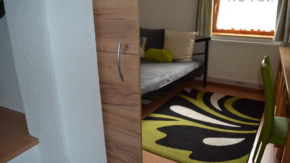 Raum im Schlafzimmer 2 mit Schiebetür getrennt - Appartement Thermenzeit - Längenfeld