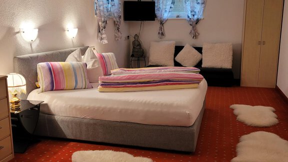 Doppelzimmer mit gemütlicher Couch - Appartment Christine - Längenfeld