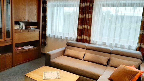 Wohnzimmer mit gemütlicher Sitzcouch - Appt. Ennemoser Sigrid - Längenfeld