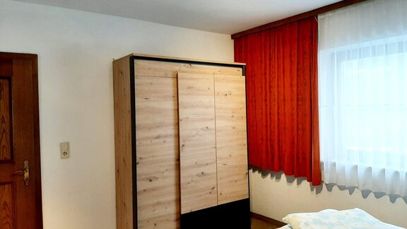Schlafzimmer 1 mit Kleiderkasten - Appt. Ennemoser Sigrid - Längenfeld
