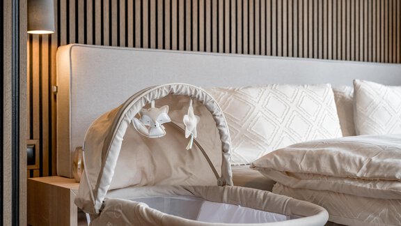 Schlafzimmer mit Babybett - Chalet Heimatjuwel - Längenfeld