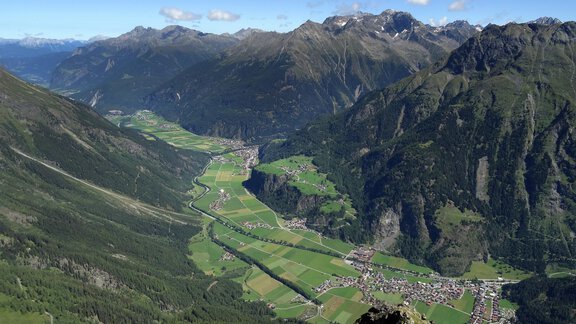 Längenfeld Ortstaufnahme mit Blick auf Huben, Runh - Das Refugium - Mountain Apartment Ötztal - Längenfeld