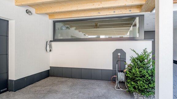 Carport mit Wallbox - das zeitlos. - Längenfeld