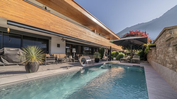 Naturpool mit Blick auf die Balkone der Apartments - das zeitlos. - Längenfeld