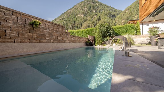 Naturpool im LIVING GARDEN - das zeitlos. - Längenfeld