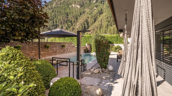 Blick durch den LIVING GARDEN auf den Livingpool - das zeitlos. - Längenfeld