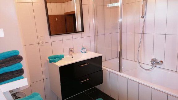 Badezimmer mit Badewanne inkl. Duschmöglichkeit - Die Hoamat - Längenfeld