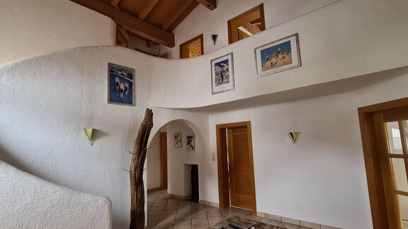 Treppenhaus unten mit Galerie - Ferienhaus Fießmann - Längenfeld