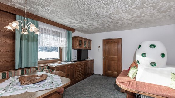 Tiroler Stube mit Kachelofen - Ferienhaus Oberried - Längenfeld