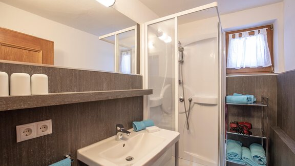 Badezimmer mit Dusche - Ferienhaus Oberried - Längenfeld