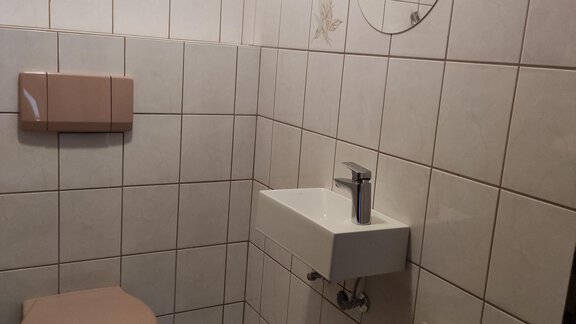 Seperate toilet with a sink - Ferienhaus Tami - Längenfeld