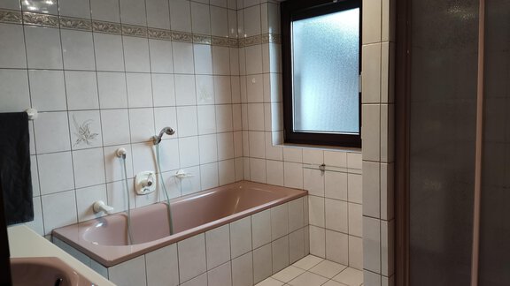 Bad mit Dusche und Badewanne im Obergeschoss - Ferienhaus Tami - Längenfeld