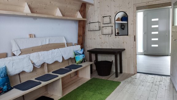 Ankleideraum mit Blick zum Eingangsbereich - Ferienhaus Tami - Längenfeld