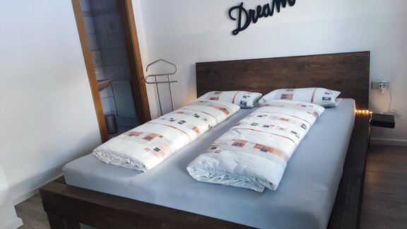 Doppelzimmer mit separater Dusche und Waschbecken - Ferienhaus Tami - Längenfeld
