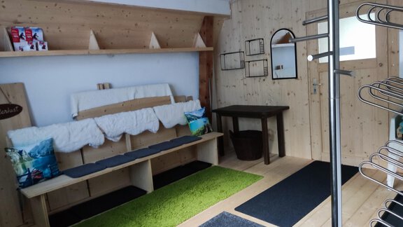 Skischuhraum mit Bank - Ferienhaus Tami - Längenfeld