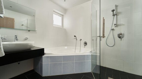 Appartement Winter - Badezimmer mit Badewannde, Du - Ferienwohnungen Vier Jahreszeiten - Längenfeld