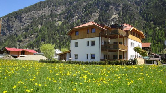 Haus mit Blumenwiese groß - Ferienwohnungen Vier Jahreszeiten - Längenfeld