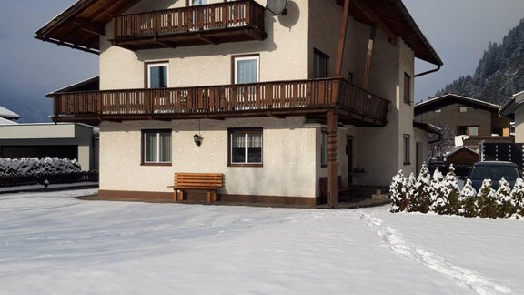 Hausfoto Winter - Gästehaus Ennemoser - Längenfeld