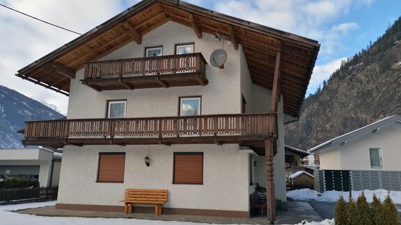 Hausfoto_Winter - Gästehaus Ennemoser - Längenfeld