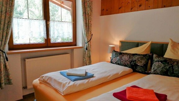 Nr. 2 - Schlafzimmer - - Gästehaus Judith - Längenfeld