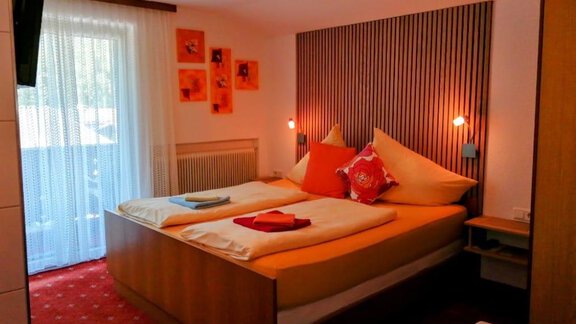 Nr. 4 - Schlafzimmer Nr. 2 - - Gästehaus Judith - Längenfeld