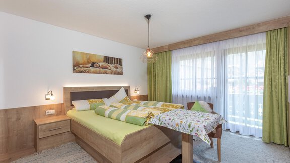 Doppelzimmer mit Zugang zum Balkon - Gästehaus Waltraud - Längenfeld
