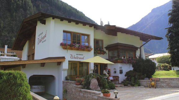 Ansicgt Sommer Eingang - Gästehaus Waltraud - Längenfeld