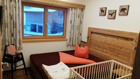 Schlafzimmer App 1 mit Babybett - Haus Bergjuwel - Längenfeld