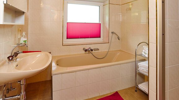 Dachgeschoss Bad mit Dusche und Waschbecken - Haus Frieda - Längenfeld