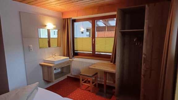 Doppelzimmer mit Waschbecken und Schrank - Haus Helene Prantl - Längenfeld