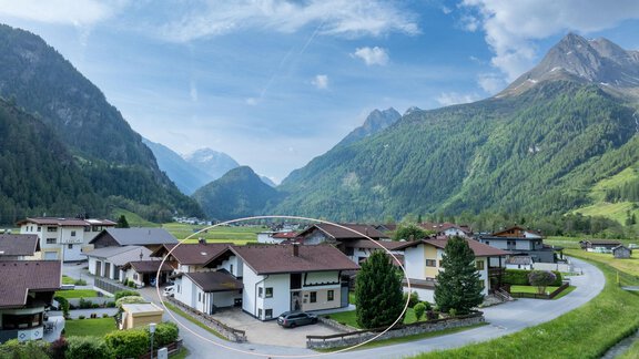 A picturesque village in the mountains with beautiful houses and green meadows. The surroundings are surrounded by impressive peaks and a clear sky. - Haus Klaudia Gstrein - Längenfeld
