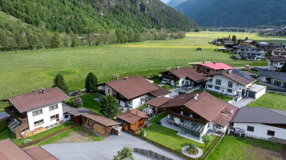 A picturesque village surrounded by green meadows and mountains. The houses have traditional alpine architecture and are harmoniously integrated into the landscape. - Haus Klaudia Gstrein - Längenfeld