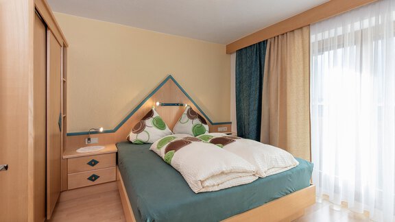 Doublebedroom with south balcony and TV - Haus Michael - Längenfeld