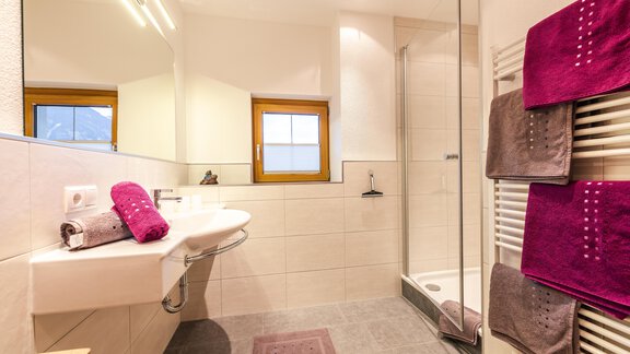Geräumiges Badezimmer - Haus Viktoria - Längenfeld