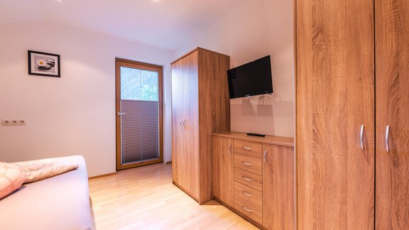 TV mit Satelitenempfang im Schlafzimmer - Haus Viktoria - Längenfeld